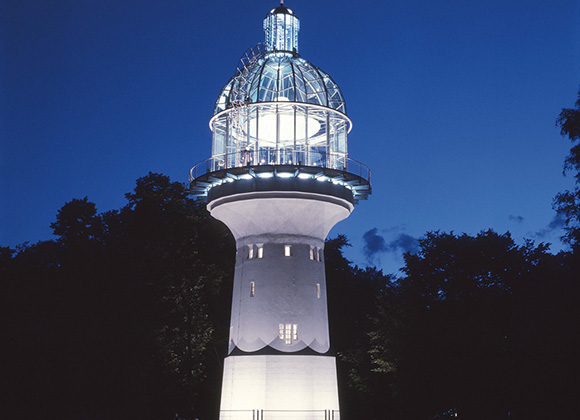 Lichtturm bei Nacht